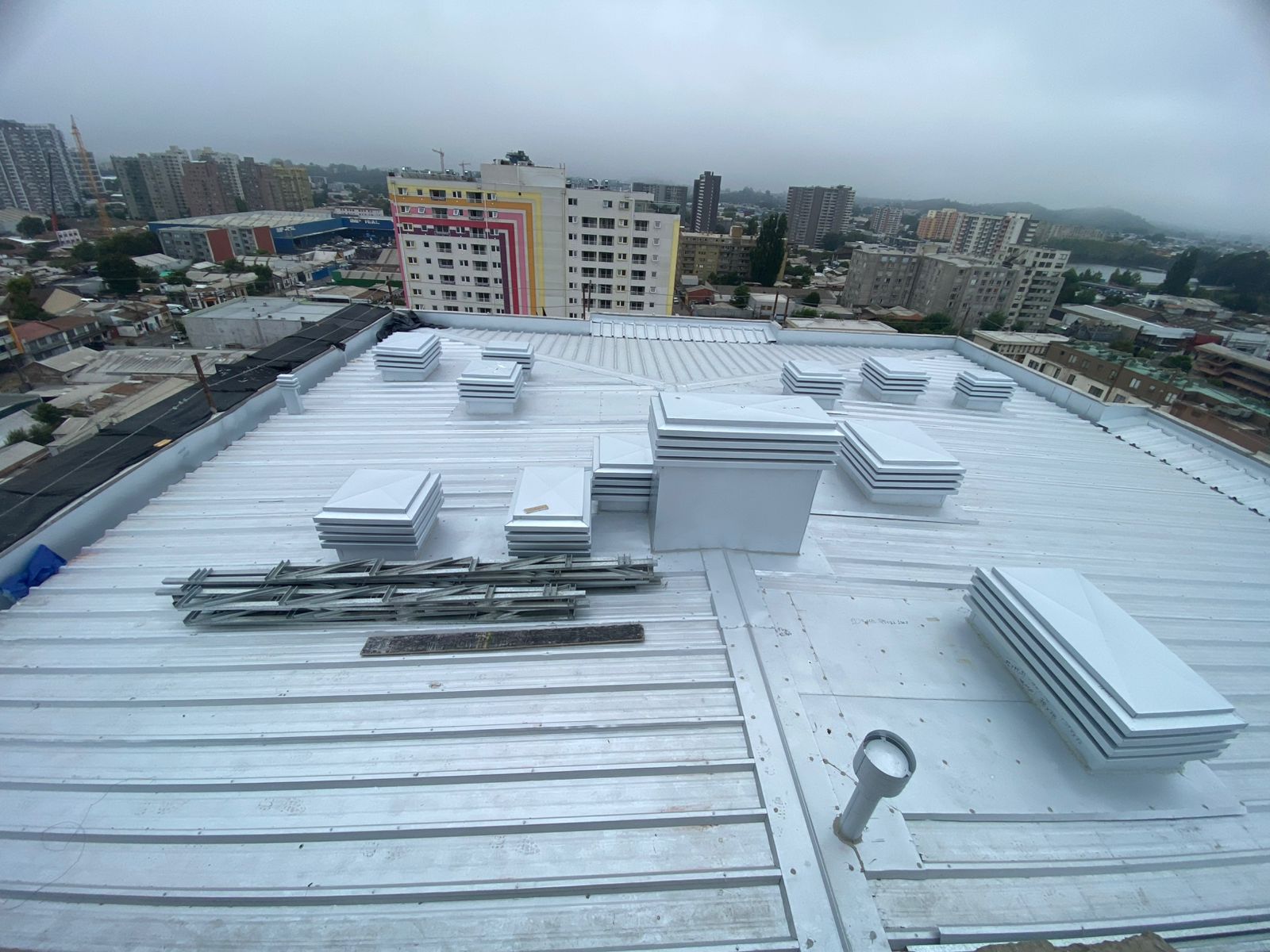 Cubierta y hojalatería en Edificio Espacio OH, Constructora Vanrom – Aireduct Ltda.