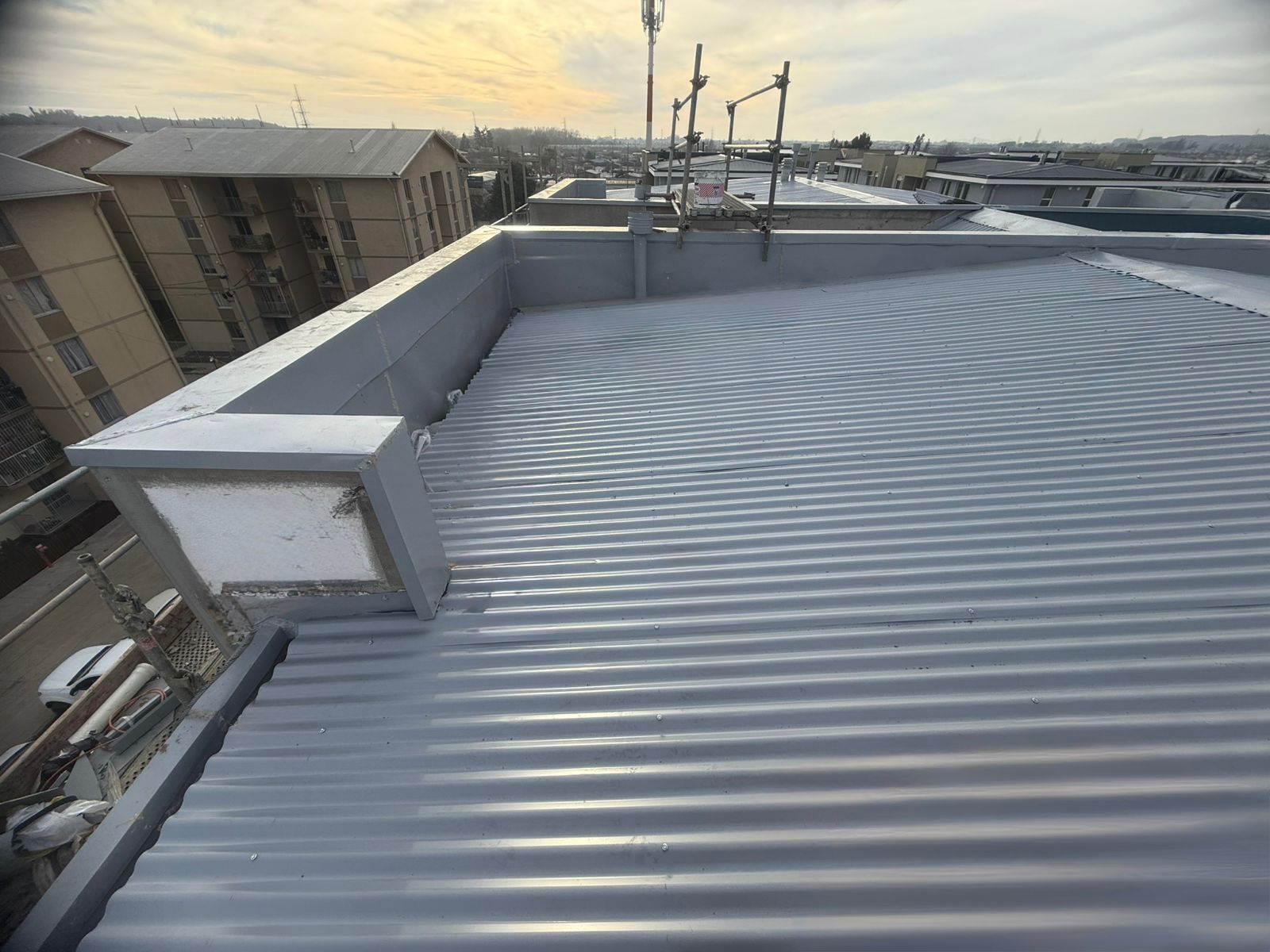 Cubierta y hojalatería en Condominio Don Miguel, Coronel – Aireduct Ltda.